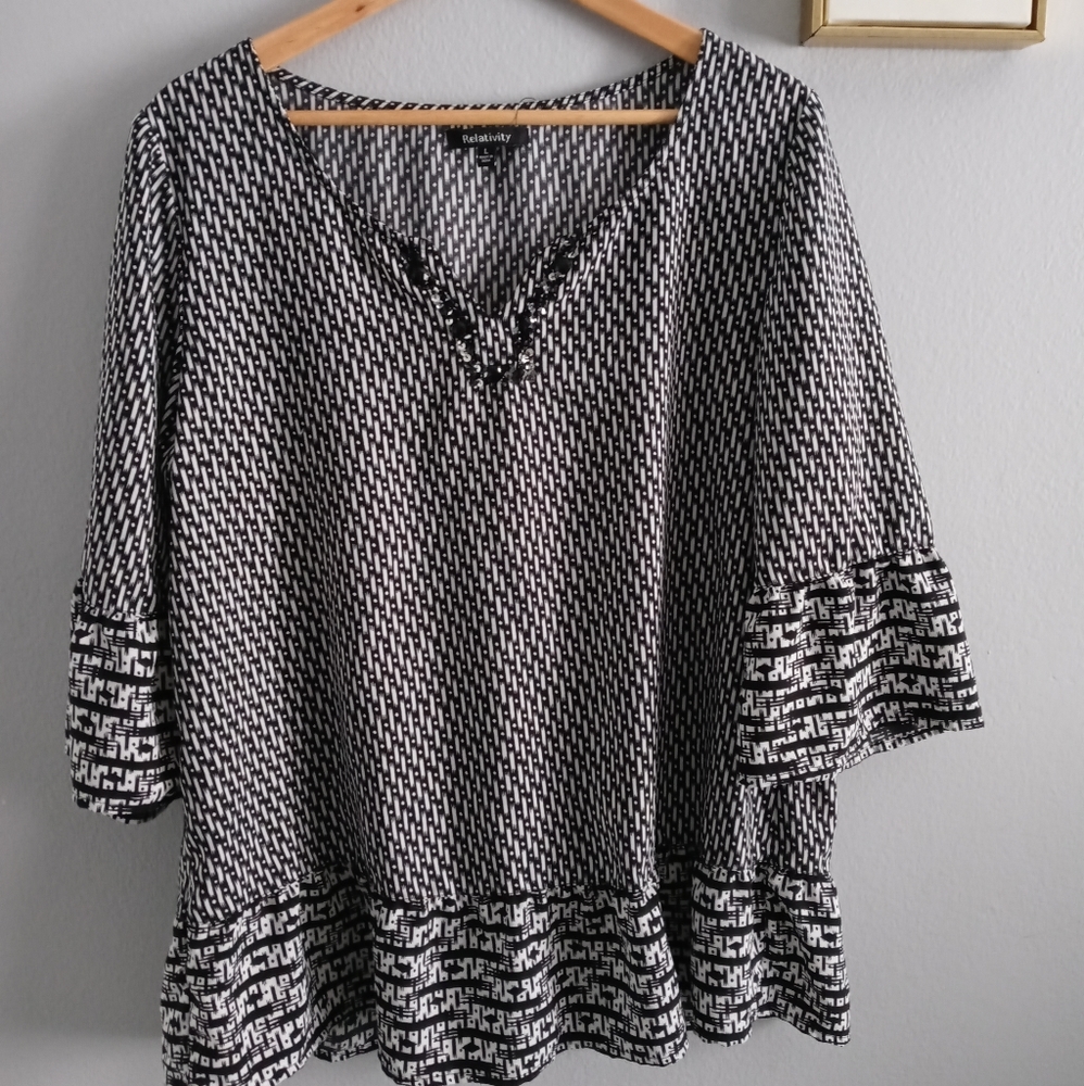 Top blouse Women Relativity size Large color black white 3/4 sleeves V Neck